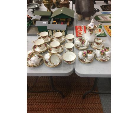 A LARGE COLLECTION OF ROYAL ALBERT OLD COUNTRY ROSES CUPS, SAUCERS, COFFEE POT ETC 