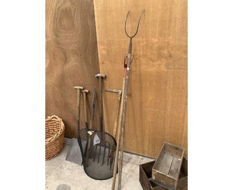 VARIOUS VINTAGE GARDEN TOOLS TO INCLUDE SHOVEL, FORKS, ETC 