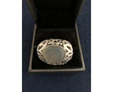 A LARGE DESIGNER SILVER RING WITH OVAL STONE 