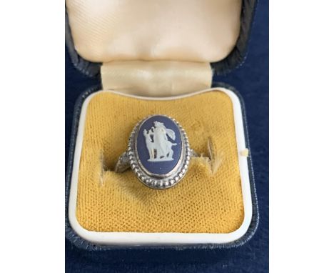 A SILVER DARK BLUE AND WHITE WEDGEWOOD RING 