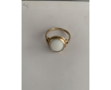 A 9 CARAT GOLD RING 