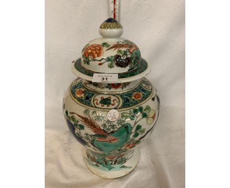 A LARGE FAMILLE VERT HAND PAINTED GINGER JAR AND COVER CIRCA LATE 18TH EARLY 19TH CENTURY, 34CM HIGH, A/F. DOUBLE BLUE CIRCLE