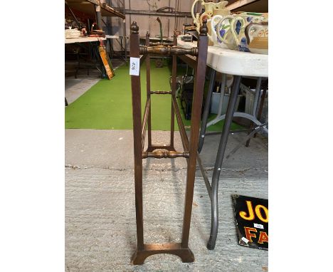 A GEORGIAN WOODEN TOWEL RAIL, WIDTH 80CM, HEIGHT 78CM, DEPTH AT BASE 23CM, DEPTH AT TOP 18CM. ONE KNOB MISSING OFF FINIAL 