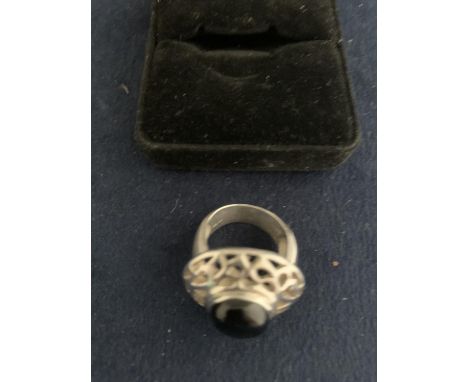 A SILVER DESIGNER BLACKSTONE RING 