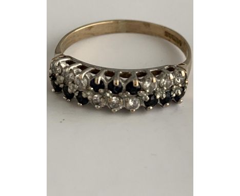 A 9 CARAT GOLD RING WITH BLUE STONES 