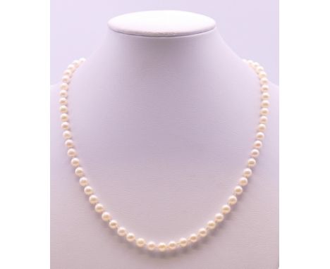 A single strand pearl necklace with a 14 K gold clasp. 42 cm long. 