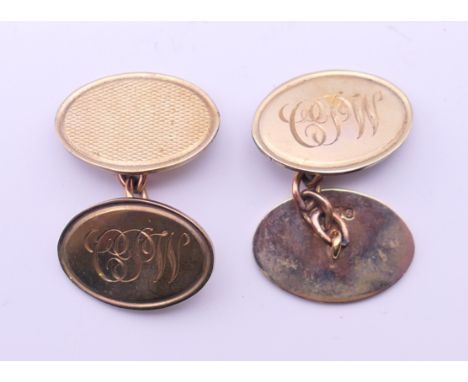 A pair of 9 ct gold monogrammed cufflinks. 1.75 cm wide. 8.7 grammes. 