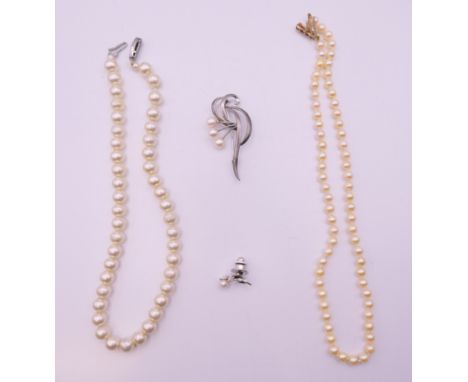 A quantity of various pearl jewellery.