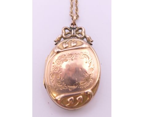 A 9 ct gold chain with a 9 ct gold back and front locket. The locket 3.5 cm high.