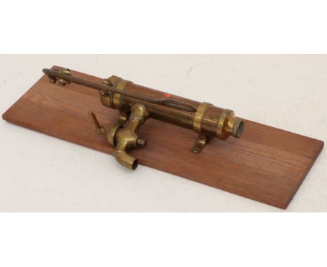   Een koperen waterpomp, ca. 1900. Gemonteerd op een houten plank. Gemeten zonder paneel, B: 24 cm, H: 56 cm. Geschatte opbre