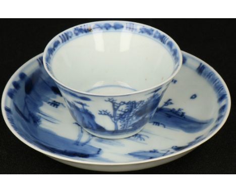   Een porseleinen kope n schotel met landschap decor. China, Kangxi/Yongzheng ca 1725. Diam (schotel) 11 cm. Geschatte opbren