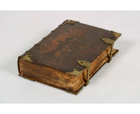   Een 19e-eeuwse uitgave van de Dordtsche Statenbijbel.  L: 11 cm, B: 30 cm, H: 40 cm. Geschatte opbrengst: € 30 - € 50.     