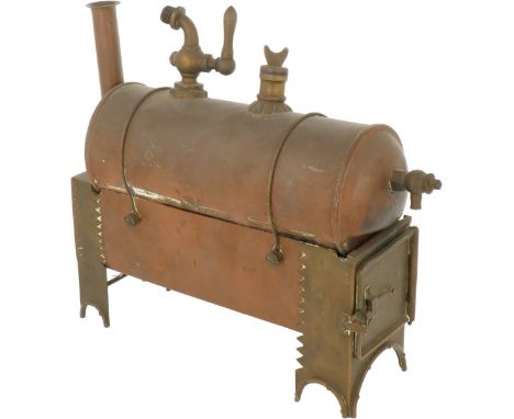   Een koperen model-stoommachine, 1e helft 20e eeuw. L: 8 cm, B: 23 cm, H: 20 cm. Geschatte opbrengst: € 40 - € 60.        A 