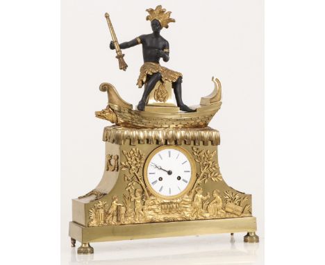  Een vuurvergulde pendule met personificatie van het continent Afrika. Frankrijk, eind 19e eeuw. Klep van uurwerk manco. Afm