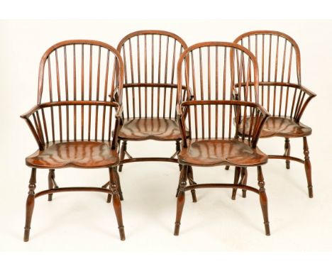   Een set van (4) Windsor-stoelen, Engeland, ca. 1900. Notenhout, de rugleuning met spijlen. L: 60 cm, B: 54 cm, H: 104 cm. G
