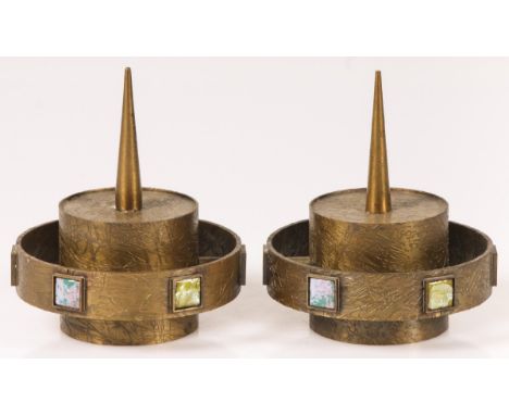   Een set van (2) penkandelaren, mid. 20e eeuw. Bezet met halfedelstenen. Geschatte opbrengst: € 30 - € 50.        A set of (
