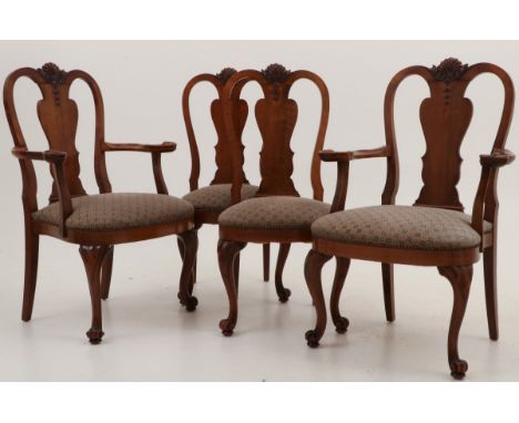   Een set van (4) neo-Marot-stijl stoelen, 19e/20e eeuw. Mahoniehout met gestoken en opengewerkte rugleuning.  H. 106 cm. Ges