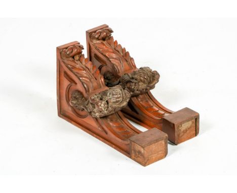   Twee gestoken notenhouten wandconsoles, Frankrijk, ca. 1910 Met decor van acanthusblad en granaatappels. L: 11 cm, B: 22 cm