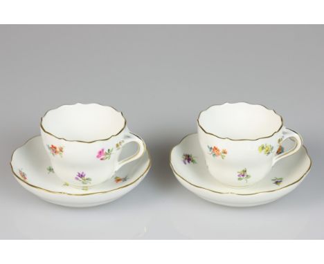   Een lot van twee porseleinen kop en schotels met bloemendecor. Meissen, 1e helft 20e eeuw. Een chip aan een schoteltje. Dia