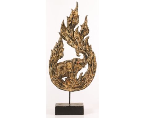   Een decoratief houtsnijwerk, China, 20e eeuw. In de vorm van een vlammende draak, B: 25 cm, H: 48 cm. Geschatte opbrengst: 
