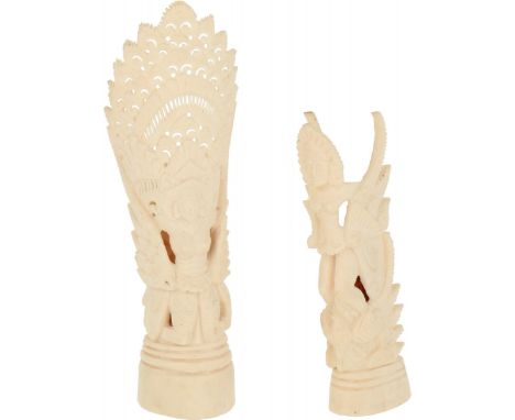   Een lot van (2) Sculpturen van been. Indonesië, 20e eeuw. L: 16 cm, B: 12 cm. Geschatte opbrengst: € 15 - € 25.        A lo