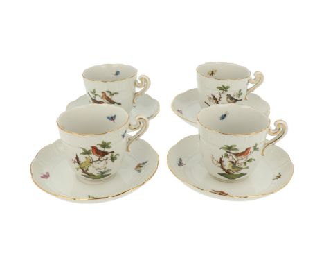   Een set van (4) porseleinen kop en schotels met Rotschild decor. Herend, eind 20e eeuw. H: cm, Diam: 14 cm. Geschatte opbre