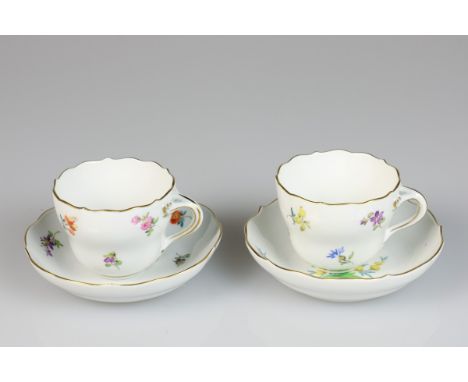  Een porseleinen kop en schotel met daarbij gevoegd twee schoteltjes, allen met bloemendecor. Meissen, 1e helft 20e eeuw. Di