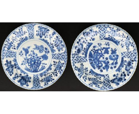   Een set van (2) porseleinen borden met floraal decor en 4-vaks buitendecor. China, Kangxi. Diam. 27 cm. randschade. Geschat