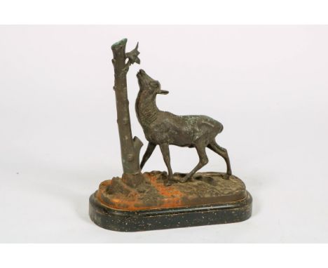   Een bronzen sculptuur van een ree bij een boom, ca. 1900. Mogelijk voorheen gemonteerd als lamp. L: 19 cm, B: 43 cm, H: 46 