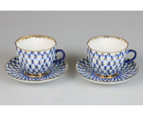   Een set van twee porseleinen kop en schotels, Lomonosov Imperial Porcelain Factory. Rusland, 2e helft 20e eeuw. H: cm, Diam