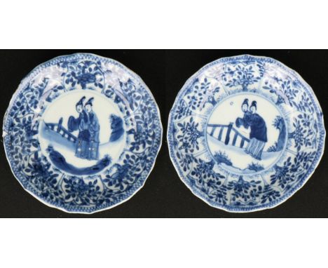   Een set van (2) porseleinen borden met  lange lijs bij hek decor. China, Kangxi. Diam. 13 cm. Randschade. Geschatte opbreng