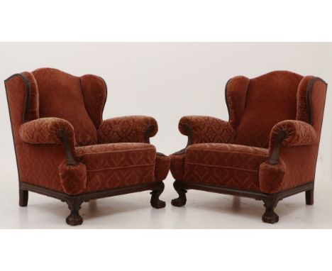   Een set van (2) bergères/ fauteuils, 20e eeuw. Notenhout en met rode jacquard velours bekleding. L: 85 cm, B: 85 cm, H: 96 