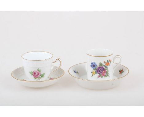   Een lot van twee porseleinen kop en schotels met bloemendecor. Dresden, 1e helft 20e eeuw. Geschatte opbrengst: € 20 - € 40