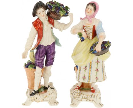   Een stel porseleinen figuren van een wijnboer en boerin. Volkstedt, Duitsland. Midden 20e eeuw. Lichte beschadigingen. Afm.