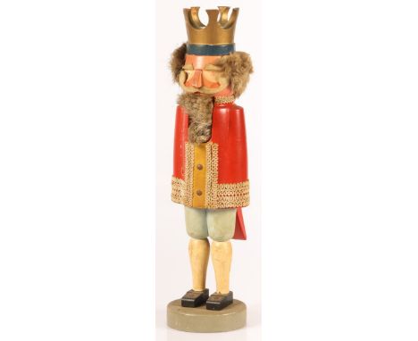   Een oude notenkraker, Herzgebirge, Duitsland, 1e helft 20e eeuw. Gepolychromeerd, H: 41 cm, Diam: 11 cm. Geschatte opbrengs