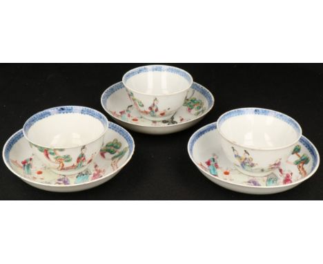   Een set van (3) porseleinen kop en schotels met Famille Rose figuur decoratie. China, eind 18e eeuw. Diam (schotel) 12,5 cm