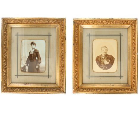   Een set van (2) ingelijste portretfoto's, ca. 1910. De vergulde lijst vermoedelijk van later datum. Geschatte opbrengst: € 