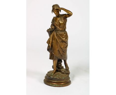   Een bronzen sculptuur van een oogstende jongedame, 1e helft 20e eeuw. H: 56 cm. Geschatte opbrengst: € 30 - € 50.        A 