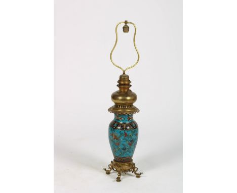   Een cloisonné lampvoet, China, ca. 1900. H: 88 cm. Geschatte opbrengst: € 40 - € 60.        A cloisonné lamp base, China, c