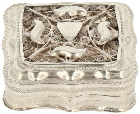   Pepermuntdoosje zilver. Vierkant doosje voorzien van filigrain inlegwerk en opgesoldeerde details. Nederland, 1879, keurtek