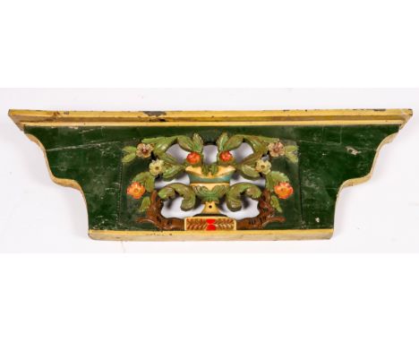   Een houten karrenschot, Holland, 19e eeuw. Gepolychromeerd en met snijwerk van een siervaas, B: 115 cm, H: 38 cm. Geschatte