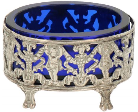   Zoutkelder zilver. Ovaal model deels opengewerkt en voorzien van blauw glazen binnenbak. 20e eeuw, keurtekens: Onbekend mee