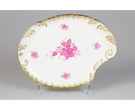   Een porseleinen schaal in de vorm van een schelp met Apponyi Purple decor, Herend. Hongarije, eind 20e eeuw. Diam. 24 cm, D