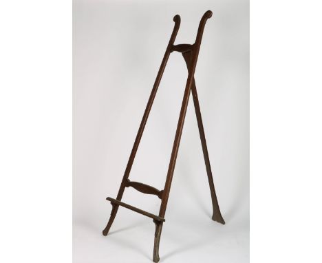   Een sier-schildersezel, vroeg 20e eeuw. Geschatte opbrengst: € 50 - € 70.        A decorative painting easel, early 20th ce