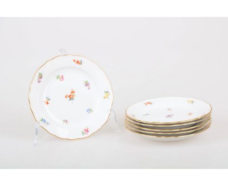   Een set van (6) porseleinen schotels met bloemendecor. Meissen, 1e helft 20e eeuw. Diam. 18 cm. Geschatte opbrengst: € 40 -