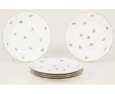   Een set van (6) gebaksbordjes met bloemendecor. Herend, 2e helft 20e eeuw. Diam. 19 cm. Geschatte opbrengst: € 40 - € 80.  