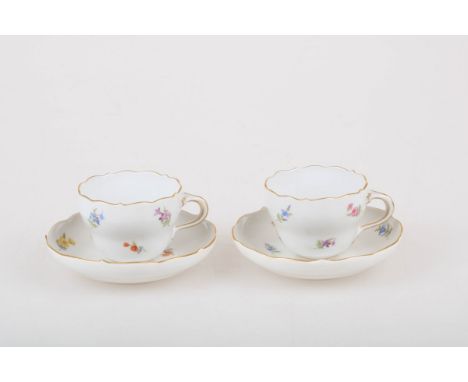   Een lot van twee porseleinen kop en schotels met bloemendecor. Meissen, 1e helft 20e eeuw. Diam. 13 cm. Geschatte opbrengst