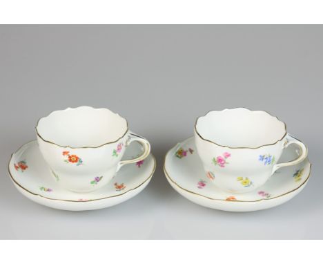   Een set van twee porseleinen kop en schotels met bloemendecor. Meissen, 1e helft 20e eeuw. Diam. : 14,5 cm, Diam: 14,5 cm. 