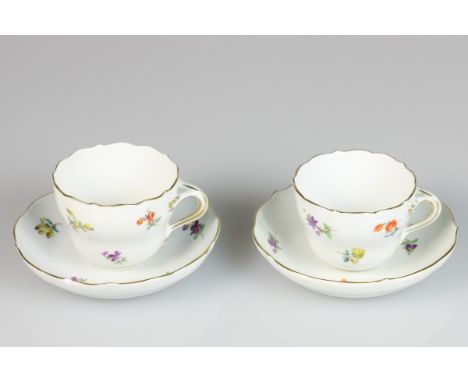   Een set van twee porseleinen kop en schotels met bloemendecor. Meissen, 1e helft 20e eeuw. Diam. 11 cm, Diam: 11 cm. Gescha