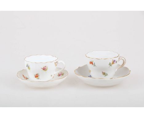   Een lot van twee porseleinen kop en schotels met bloemendecor. Meissen, 1e helft 20e eeuw. Diam. 11 cm. Geschatte opbrengst